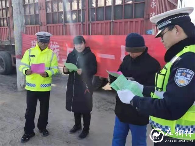 靖边交警节后走上街头送交通安全“大礼包”