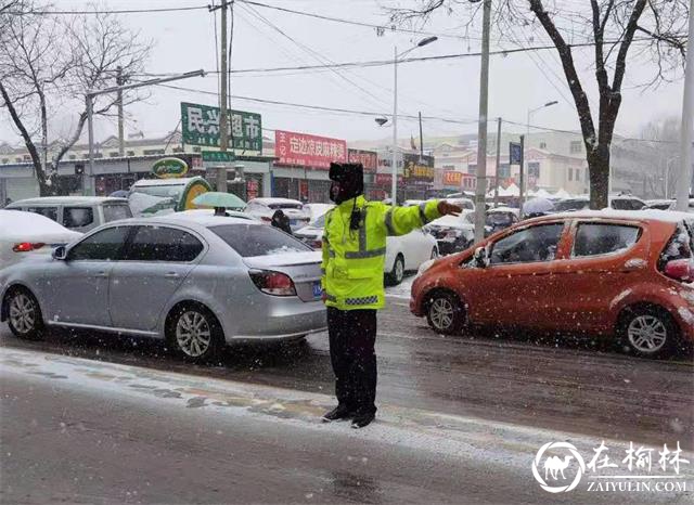 开学日雪纷飞，靖边交警开学日雪中坚守“护学岗”