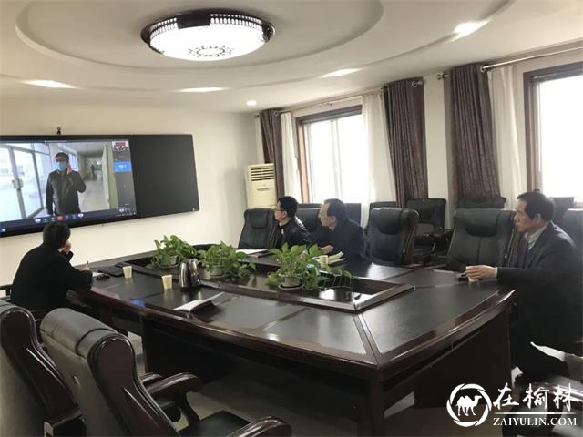 市教育局干部刘强和学校领导观看演练活动