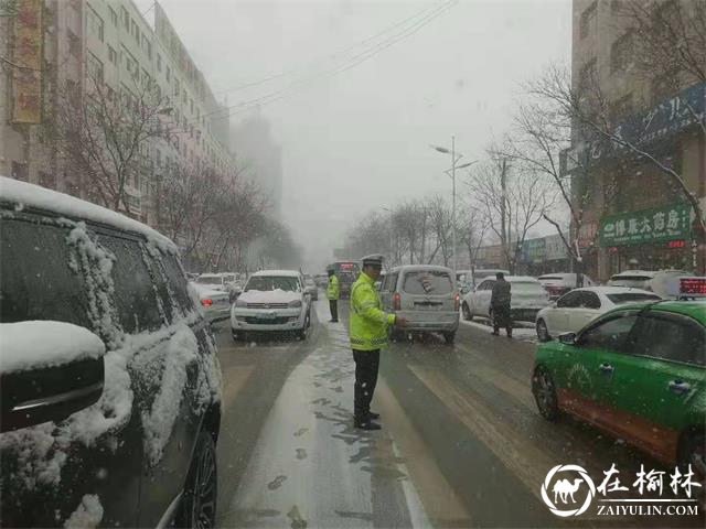 开学日雪纷飞，靖边交警开学日雪中坚守“护学岗”