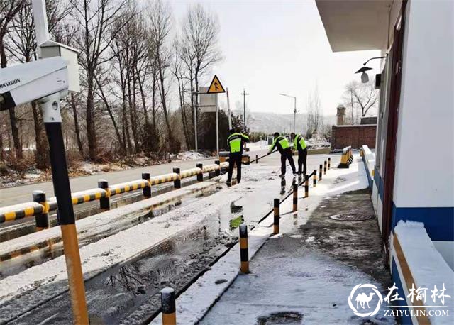 榆林市公路局古城滩超限检测站积极清理积雪保畅通