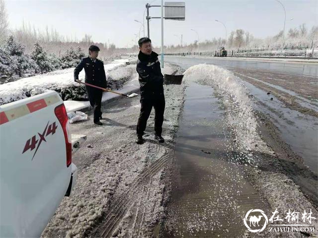 榆林市公路局古城滩超限检测站积极清理积雪保畅通