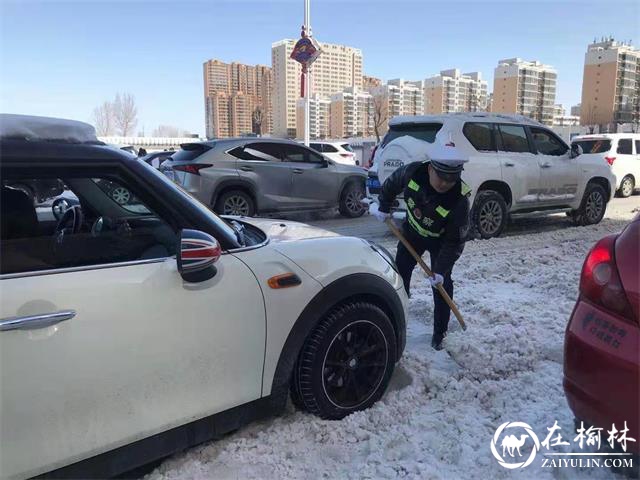 靖边交警坚守岗位铲除冰雪，确保道路畅通