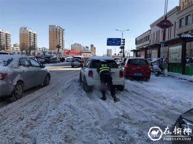 靖边交警坚守岗位铲除冰雪，确保道路畅通