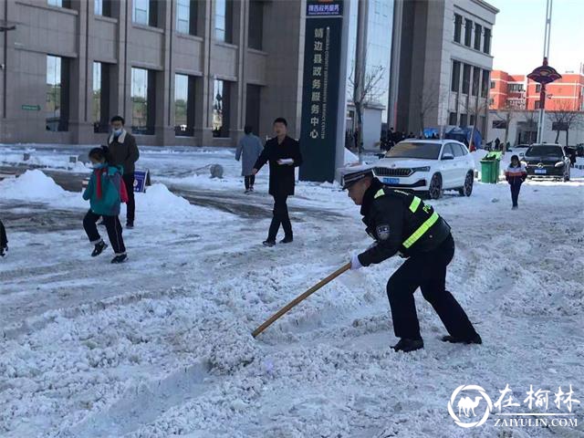 靖边交警坚守岗位铲除冰雪，确保道路畅通