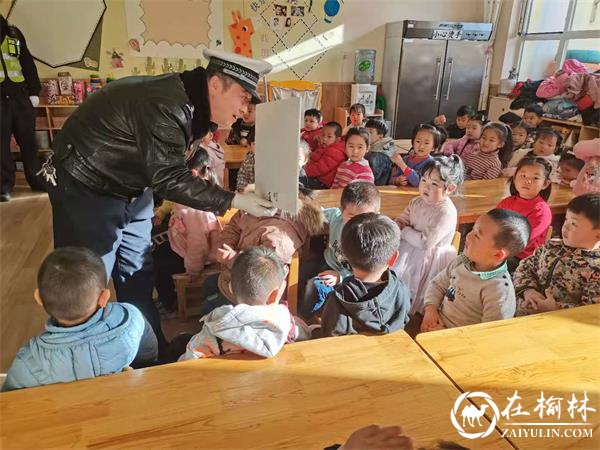 开学第一课:把交通安全的“种子”种进校园