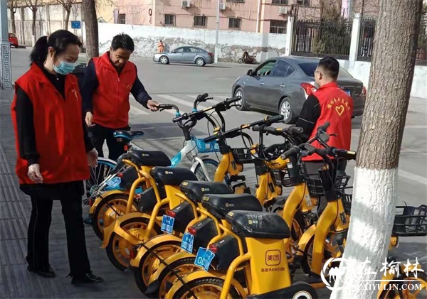 长城路街道滨河路社区：“弘扬雷锋精神 清洁美化家园”志愿者在行动