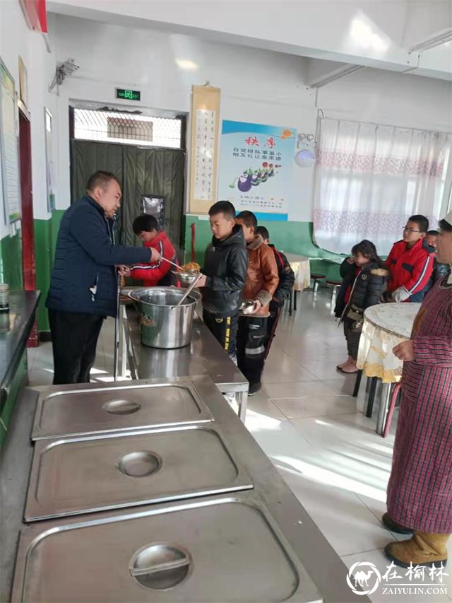 <a href=http://www.zaiyulin.com/txy/caiyongheng/ target=_blank class=infotextkey>蔡永恒</a>老师给周日留校的学生盛饭