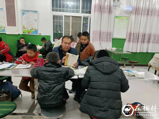 <a href=http://www.zaiyulin.com/txy/caiyongheng/ target=_blank class=infotextkey>蔡永恒</a>老师给周日留校的学生辅导作业