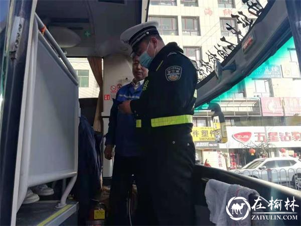 靖边交警强化学生接送车管理，严把学生安全关