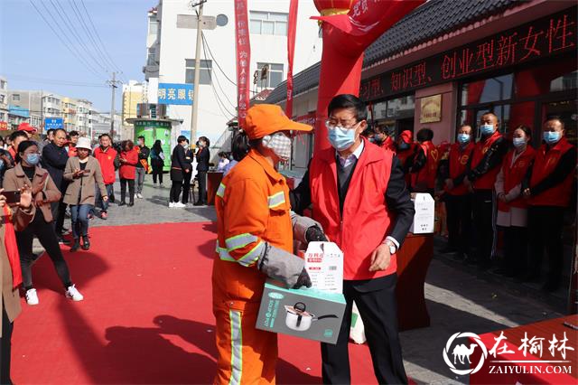 驼峰路街道党工委书记谢斌认领了环卫工人的微心愿