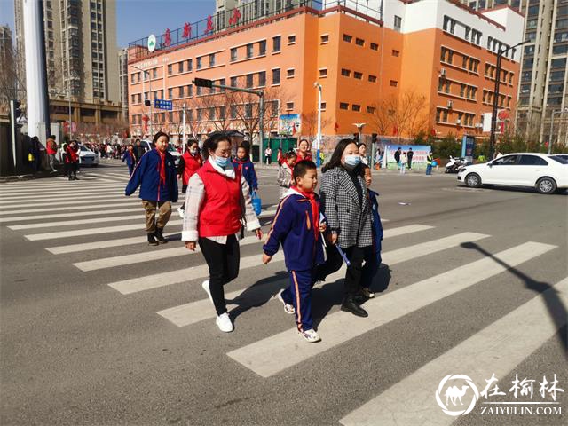 榆阳区明珠路街道办开展3·5学雷锋日志愿服务活动