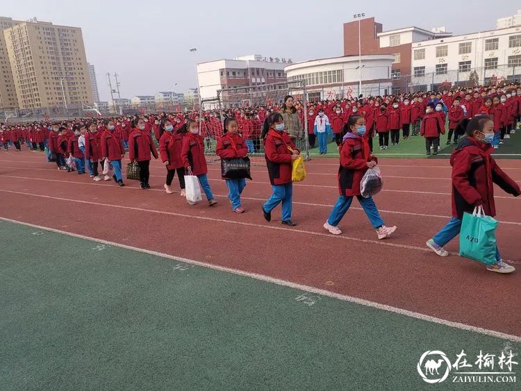 榆林市第七小学举办“学雷锋 爱为宝”衣物捐赠活动