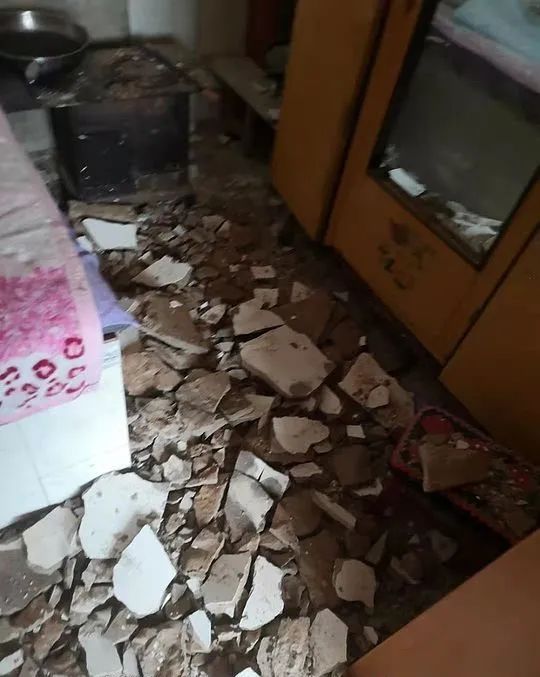 清涧县宽州镇一村发生山体滑坡，10多孔窑洞受损1村民头部受伤！