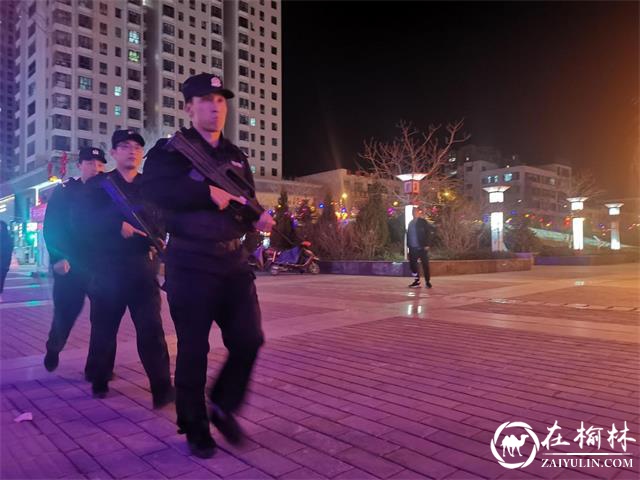 靖边公安特警夜间武装巡逻 屯警街面