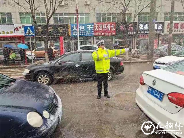 沙尘过后突降大雪，靖边交警风雪中坚守岗位保平安
