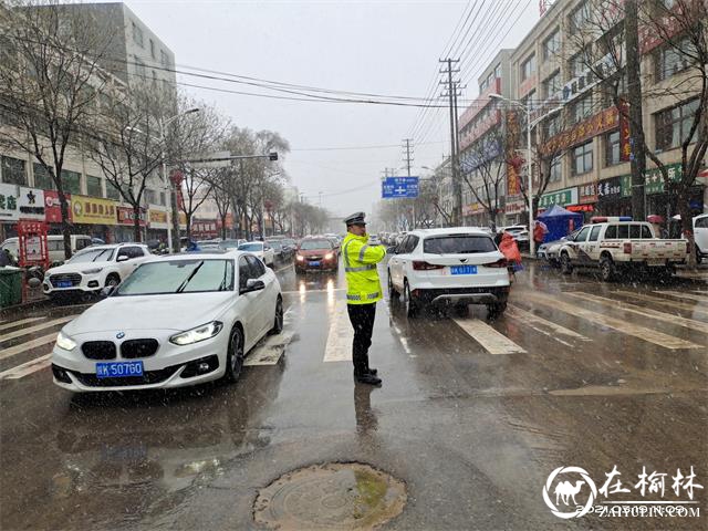 沙尘过后突降大雪，靖边交警风雪中坚守岗位保平安