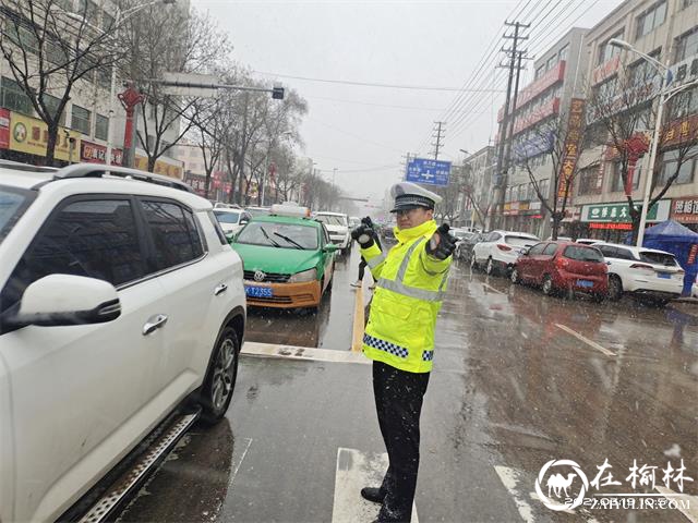 沙尘过后突降大雪，靖边交警风雪中坚守岗位保平安