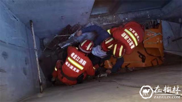 凌晨，哈尔滨一男子不慎跌落地下室，消防人员成功救援