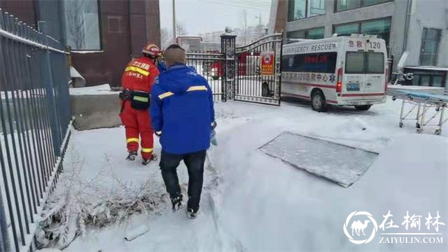 凌晨，哈尔滨一男子不慎跌落地下室，消防人员成功救援