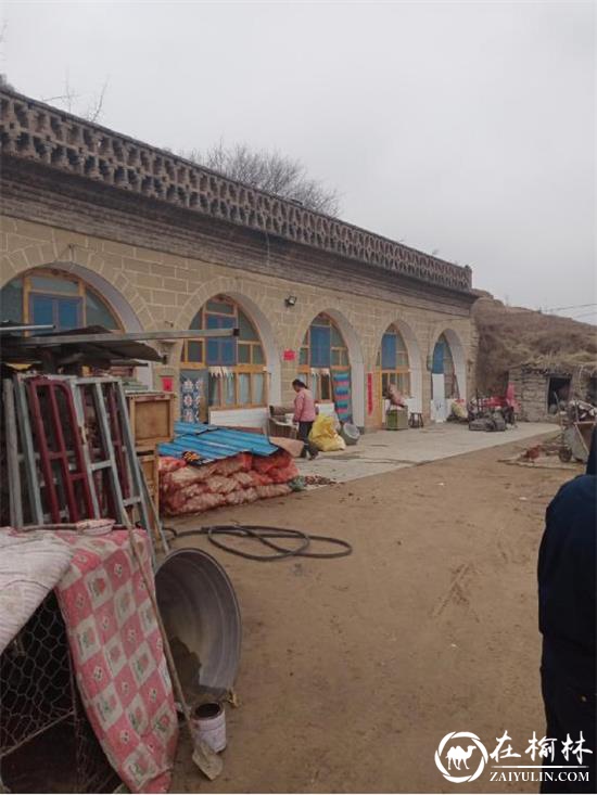 米脂县龙镇藏香猪特色养殖让贫困户迎来脱贫致富“曙光”