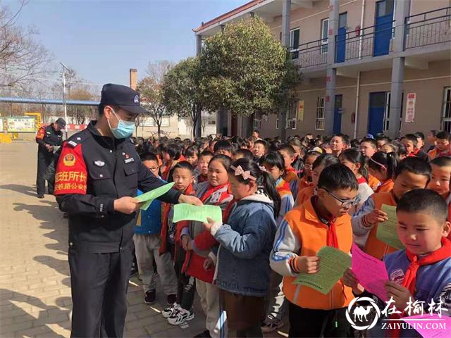 蒲城铁警开展法治宣传进校园活动