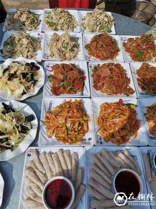 米脂县仨兄弟组建流动餐厅，携手共踏致富路