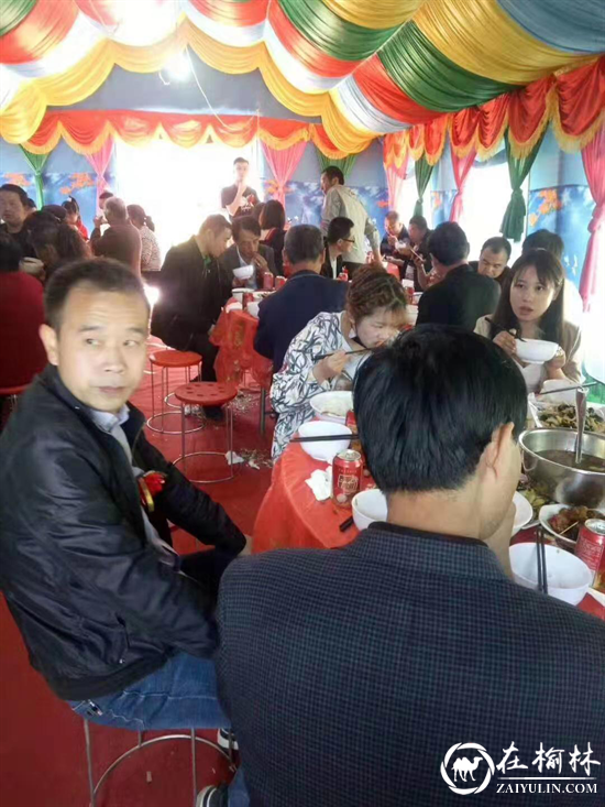 米脂县仨兄弟组建流动餐厅，携手共踏致富路