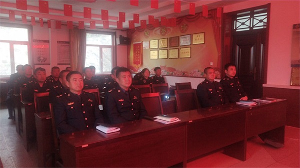 清涧县九里山治超站:观红色电影,忆峥嵘岁月