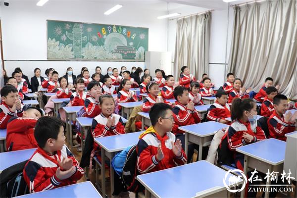黑龙江通北林区美女警花化身讲师，为小学生送上开学安全第一课