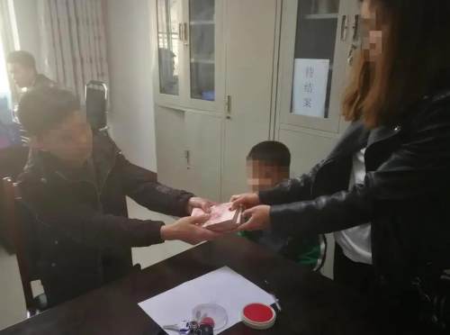 绥德一男子将妻子起诉至法院，要求退还彩礼首饰并支付小孩抚养费