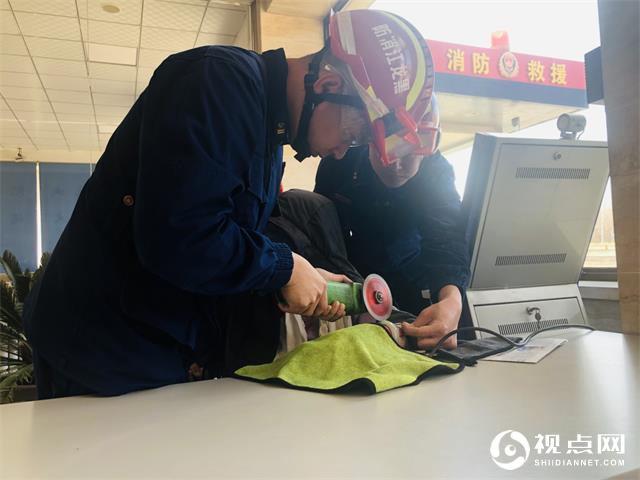 老者手腕错位无法就医，哈尔滨市消防队员紧急为老人施救