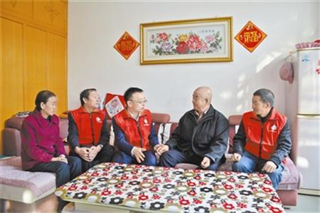 任昱春（中）看望慰问社区困难群众。白焕霞 摄