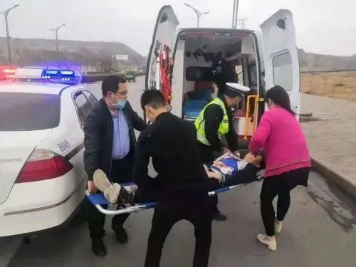 榆林市一辆半挂车撞伤学生后逃逸！两名学生已救治