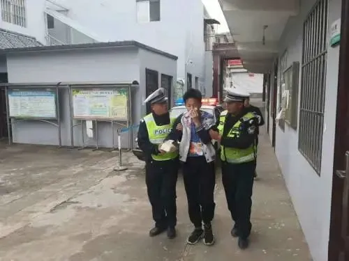 榆林市一辆半挂车撞伤学生后逃逸！两名学生已救治