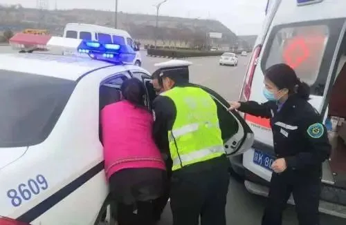 榆林市一辆半挂车撞伤学生后逃逸！两名学生已救治