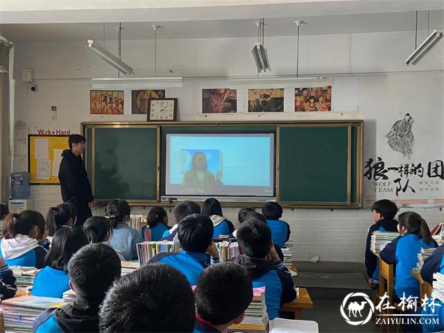 高一同学们正在观看胡琼月老师的英语微课