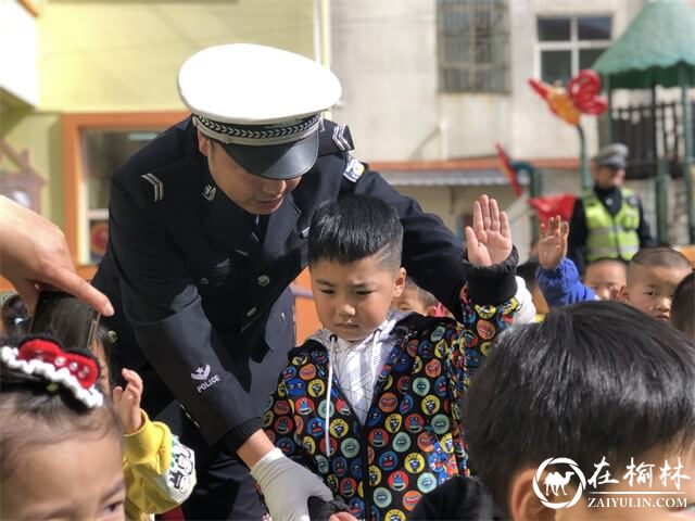 靖边县：交警爸妈进课堂，交通规则记于心