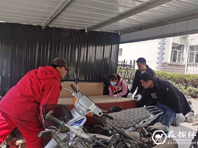 榆阳区沙河办圣景路社区开展“我为群众办实事”环境卫生整治活动