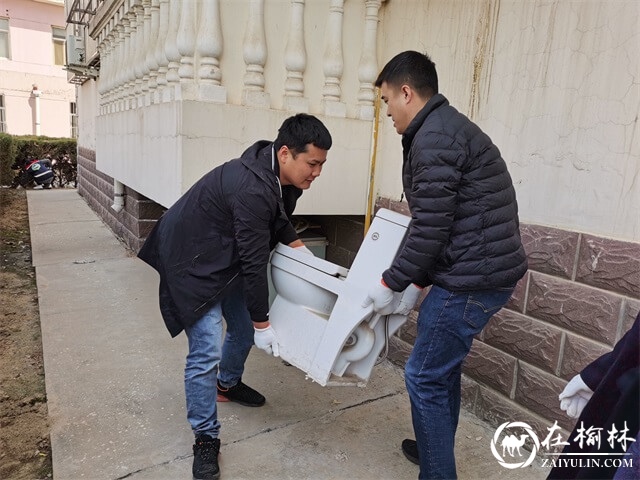 榆阳区沙河办圣景路社区开展“我为群众办实事”环境卫生整治活动