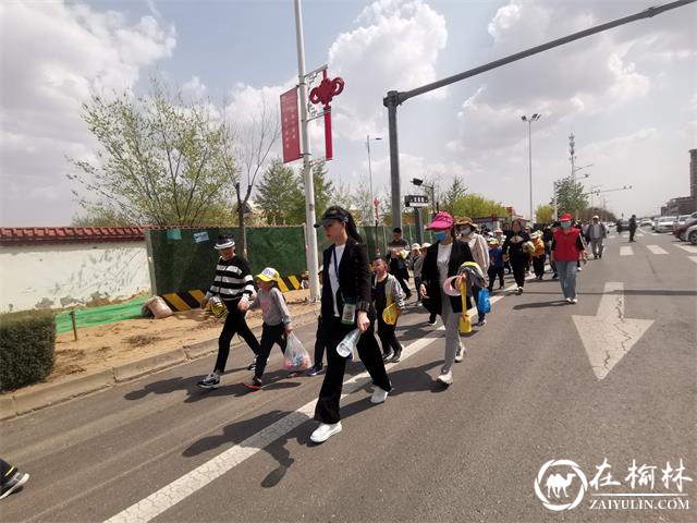 榆阳区建业路社区联合高新七幼开展“走进春天，拥抱自然”春游活动