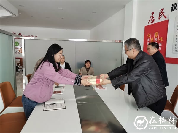 榆林市直工委前往金阳社区开展党史学习资料进社区活动