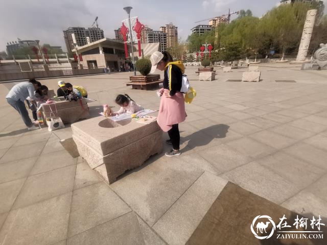 榆阳区建业路社区联合高新七幼开展“走进春天，拥抱自然”春游活动