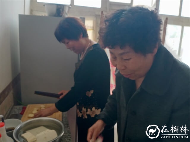 米脂县最美三姊妹:不离不弃伺候病母55载