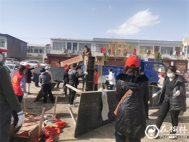驼峰办桃源路社区携手佳县流动党员服务中心开展环境卫生大整治