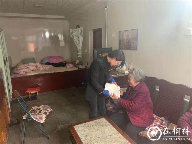 崇文办春苑社区党支部关爱老党员，开展送学到家活动