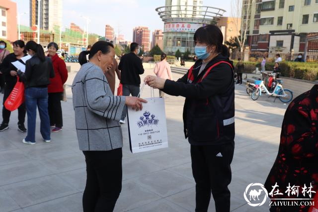 榆阳区沙河路街道阳光城社区开展扫黑除恶宣传活动