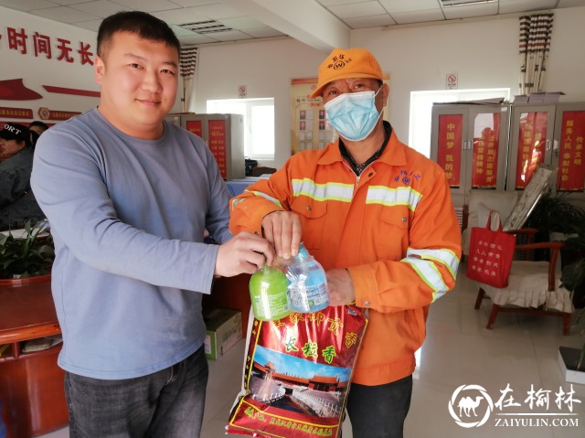 我为群众办实事|驼峰办东岳路社区五一国际劳动节前夕慰问环卫工