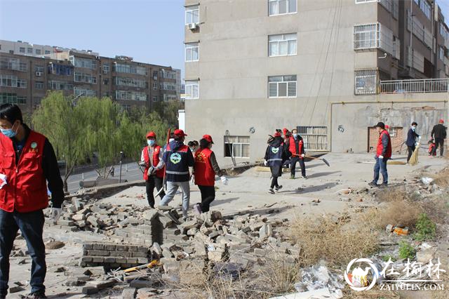 榆阳区崇文办芹涧路社区开展“巩固国卫靓家园”主题志愿服务活动