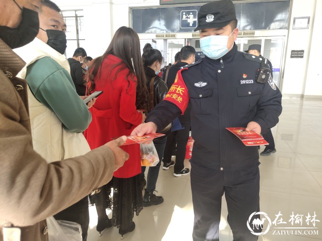 向出行旅客发放宣传资料